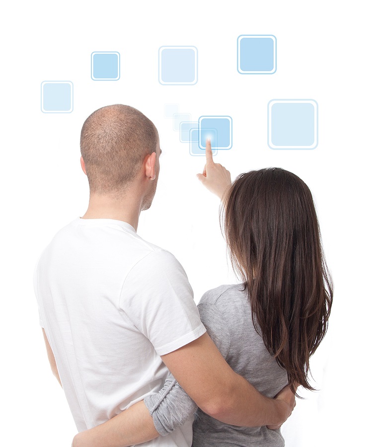 זוג מתבונן בריבועים